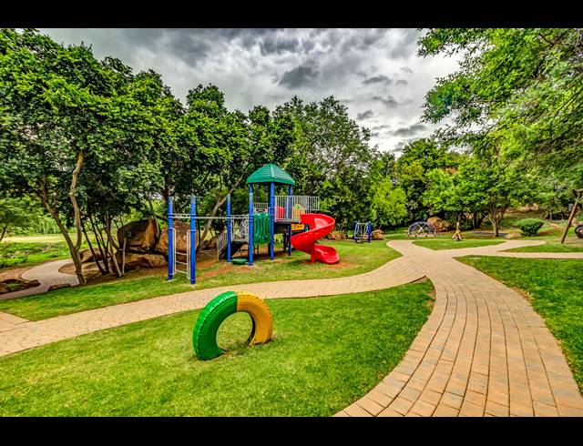 4 BEDROOM HOUSE FOR SALE IN HELDERFONTEIN ESTATE